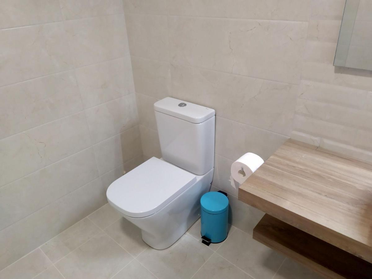 Hall 92 Quartos Com Wc Em Moradia Com Piscina A-Das-Lebres Loures Exterior foto
