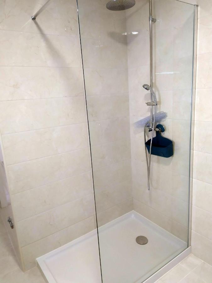 Hall 92 Quartos Com Wc Em Moradia Com Piscina A-Das-Lebres Loures Exterior foto
