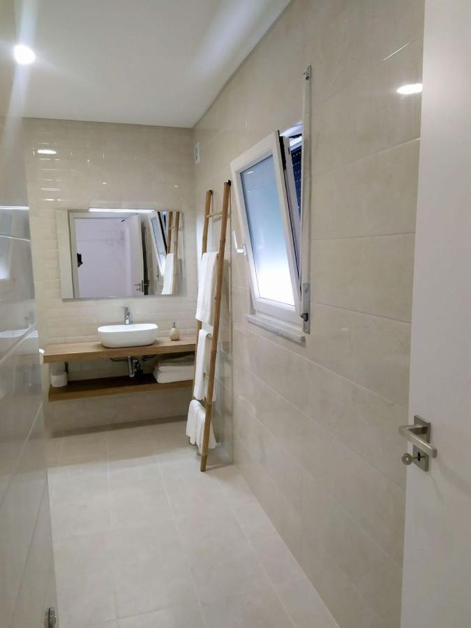 Hall 92 Quartos Com Wc Em Moradia Com Piscina A-Das-Lebres Loures Exterior foto