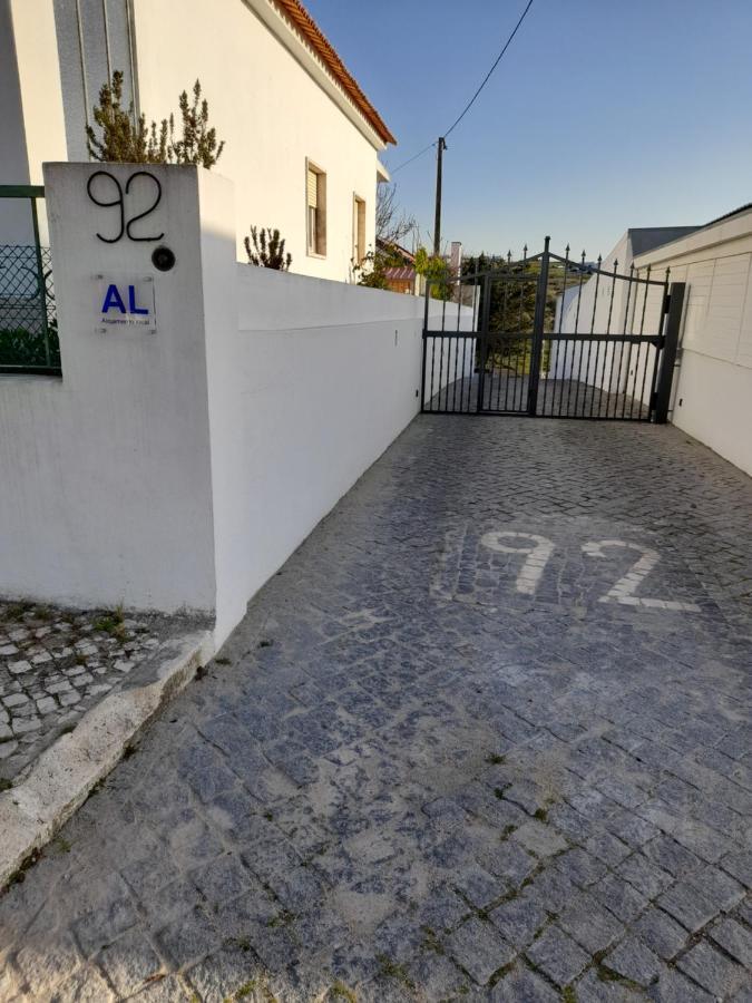 Hall 92 Quartos Com Wc Em Moradia Com Piscina A-Das-Lebres Loures Exterior foto