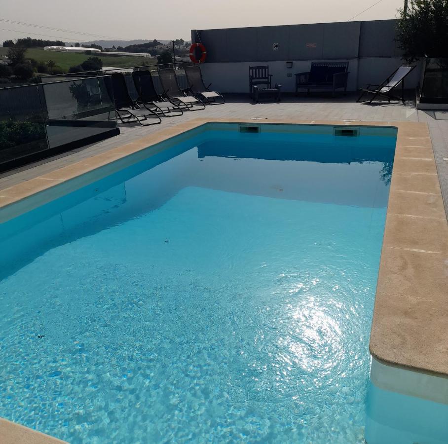 Hall 92 Quartos Com Wc Em Moradia Com Piscina A-Das-Lebres Loures Exterior foto