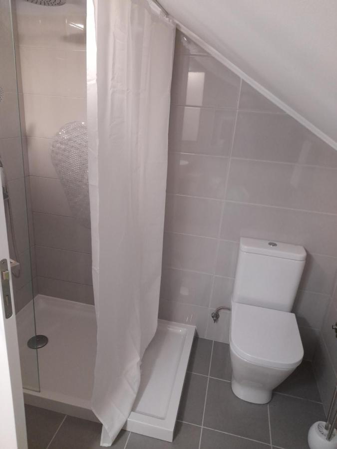 Hall 92 Quartos Com Wc Em Moradia Com Piscina A-Das-Lebres Loures Exterior foto